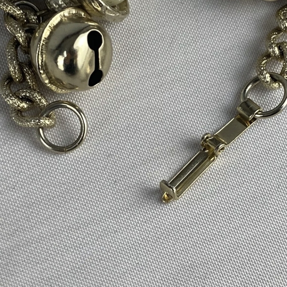 VTG JINGLE BELL COW BELL & FAUX PEARLS CHA CHA BRACELET - Picture 7 of 7